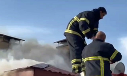 Elazığ’ın ilçesinde korkutan çatı yangını çıktı!