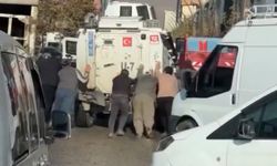 Hakkari'deki görüntü gündem oldu: Zırhlıyı böyle ittiler!