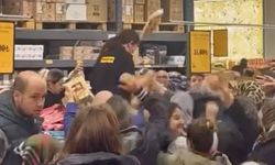 İndirimi duyan koştu: Çalışanlar ürünleri fırlattı!