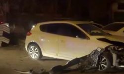 Diyarbakır'da ehliyetsiz sürücü, park halindeki iki araca çarptı.