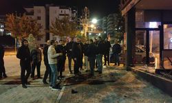 Şanlıurfa’da bir otomobil yeni açılan dönerci dükkanına daldı!