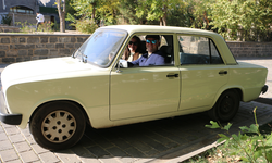 Tatile geldiler temelli kaldılar: 35 yıllık araçlarıyla Diyarbakır’ı geziyorlar!