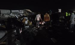 TIR devrildi: Şanlıurfa Diyarbakır yolu trafiğe kapatıldı!