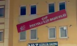 Van'da CHP binasına saldırı: Partinin tabelasını kırdılar