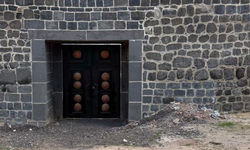 Yok artık: Diyarbakır Surlarına ev kapısı takıldı!