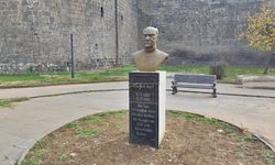 Diyarbakır’da Ahmed Arif büstüne zarar verildi!