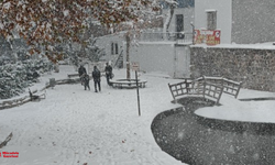 Anzele’de şortlar gitti, montlar geldi: Çocuklar kar topu oynadı!