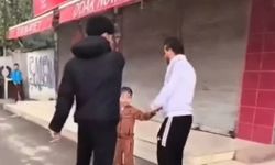 Çocuğunun gözü önünde tekme tokat dövdü