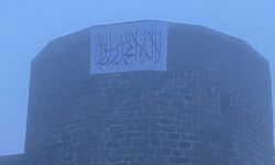 Diyarbakır Surlarına asıldı: Ne yazıldığı belli oldu