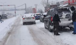 Diyarbakır karayolunda ulaşım durdu: Araçlar yolda kaldı!