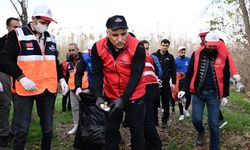Diyarbakır Valisi gençlerle Hevsel ve Dicle'de çöp topladı