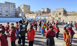 Diyarbakır'da 40 gönüllü genç, yüzlerce çocukla etkinlik gerçekleştirdi