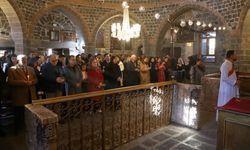 Diyarbakır'da tarihi kilisede Noel ayini yapıldı