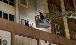 Garip olay: 3'üncü kattan çarşafla indiler, gözaltına alındılar!
