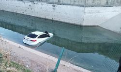 Diyarbakır'da otomobil kanala uçtu: Yaralı var!