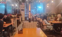 Diyarbakır’da kafelerde ısınmada yeni dönem: Elektrik gitti, talaş geldi!