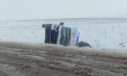 Diyarbakır'da ambulans devrildi: Yaralılar var!