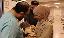 Diyarbakır'da bir yaşam mucizesi: Karın dışında doğan organlarıyla hayata tutundu!