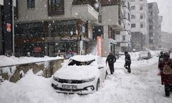 Diyarbakır’da bu da oldu: Kar, arabayı hurda etti!