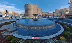 Diyarbakır’da dondurucu manzara: Dağkapı’daki süs havuzu buz tuttu!