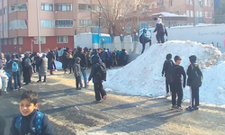 Diyarbakır’da okullar açıldı: Öğrenciler karla imtihan oldu!