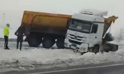 Diyarbakır'da yol buz tuttu: 5 araç birbirine girdi