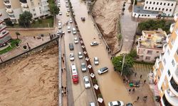 Mersin sele teslim oldu: Araçlar sel sularına kapıldı!