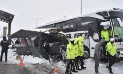 Diyarbakır’da giden yolcu otobüsü polislere çarptı: Yaralılar var!