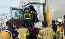 Diyarbakır’daki caddede 2 ayrı TIR devrildi: Ağır yaralı var!