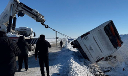 Diyarbakır’da yolcu otobüsü devrildi: Çok sayıda yaralı var!