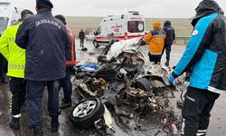 Yolcu otobüsü otomobili kağıt gibi ezdi: Bir aile yok oldu!