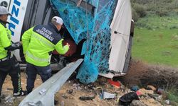 Antalya'da yolcu otobüsü devrildi: Çok sayıda ölü ve yaralı var!