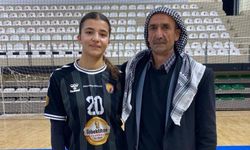Babası maçı tribünden izledi: Viranşehirli Zehra 5 gol attı!
