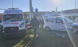 Bingöl'de ambulans ile hafif ticari araç çarpıştı: Çok sayıda yaralı var