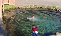 Diyarbakır usulü kış: Soğuğa meydan okuyan çocuklar Anzele’de!