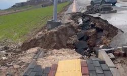 Diyarbakır'ın ilçesinde yol yarıldı: İşte o görüntüler!