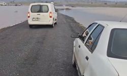 Diyarbakır’ın sağanak yağmur: Yol sular altında kaldı, araçlar mahsur kaldı