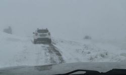 Elazığ- Diyarbakır yolunda kar yağışı: Araçlar mahsur kaldı