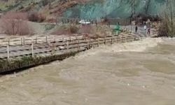 Diyarbakır’da dere taştı, köprü su altında kaldı!