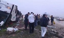 Yolcu otobüsü devrildi: Ölü ve çok sayıda yaralı var