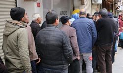 Diyarbakır’da haberini duyan koştu: Muhtar ücretsiz dağıttı