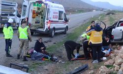 Batman'da otomobil yol kenarına yuvarlandı: 3'ü ağır 5 yaralı