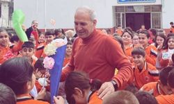 40 yıllık mesleğine veda etti: Diyarbakır'da güllerle uğurlandı