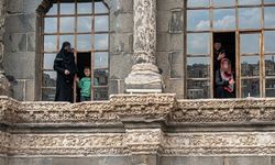 Diyarbakır Ulu Cami'de bir grup kadın, erkeklere başörtülerini attı: Sebebi ortaya çıktı!