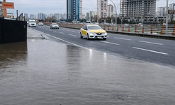 Diyarbakır’a yağmur yağdı: Doğum Hastanesi önü çileye döndü!