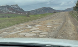Diyarbakır'da bakımsız köy yolları sürücüleri isyan ettirdi!