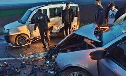 Diyarbakır’da otomobil ile hafif ticari araç çarpıştı: 1’i ağır, 4 yaralı
