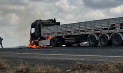 Diyarbakır’da seyir halindeki TIR alev aldı