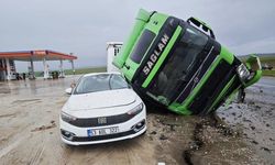 Diyarbakır’da TIR otomobilin üstüne devrildi