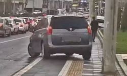 Diyarbakır'da "yok artık" dedirten görüntü: Kaldırıma çıktı, yayalara kızdı!